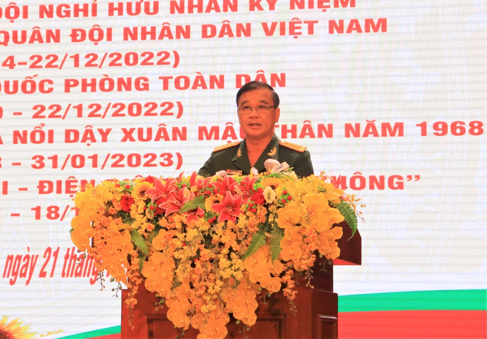 Đại tá Nguyễn Tuấn Bảo, Phó Chính ủy Bộ Tư lệnh TP.HCM thông tin về tình hình thực hiện nhiệm vụ quân sự - quốc phòng thời gian qua. Ảnh: V.T