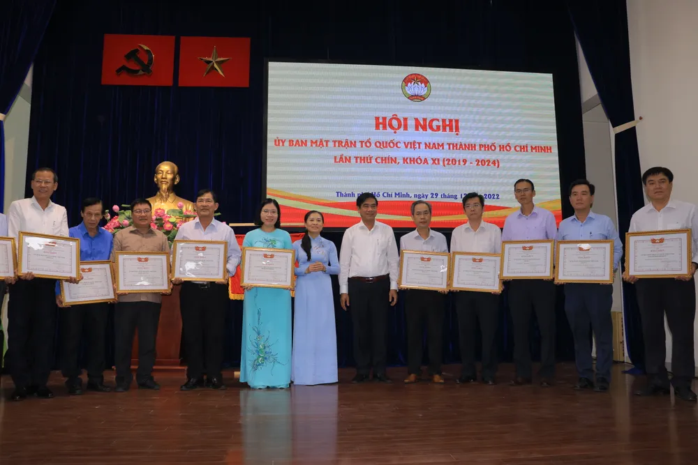 Bà Phan Kiều Thanh Hương, Phó Chủ tịch Ủy ban MTTQ Việt Nam TP.HCM trao khen thưởng cho các cá nhân, tập thể có thành tích xuất sắc trong công tác Mặt trận năm 2022.