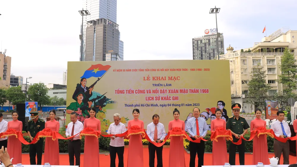 Các lãnh đạo thực hiện nghi thức cắt băng khai mạc triển lãm. Ảnh: VT