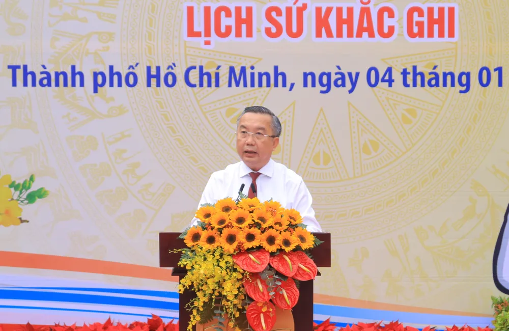 Giám đốc Sở Văn hoá và Thể thao TP.HCM Trần Thế Thuận phát biểu khai mạc triển lãm. Ảnh:VT