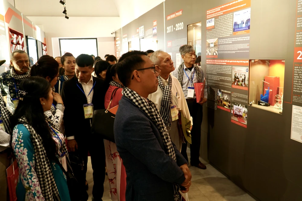 Đoàn đại biểu tham quan khu trưng bày, giới thiệu về Công viên phần mềm Quang Trung. Ảnh: B.P