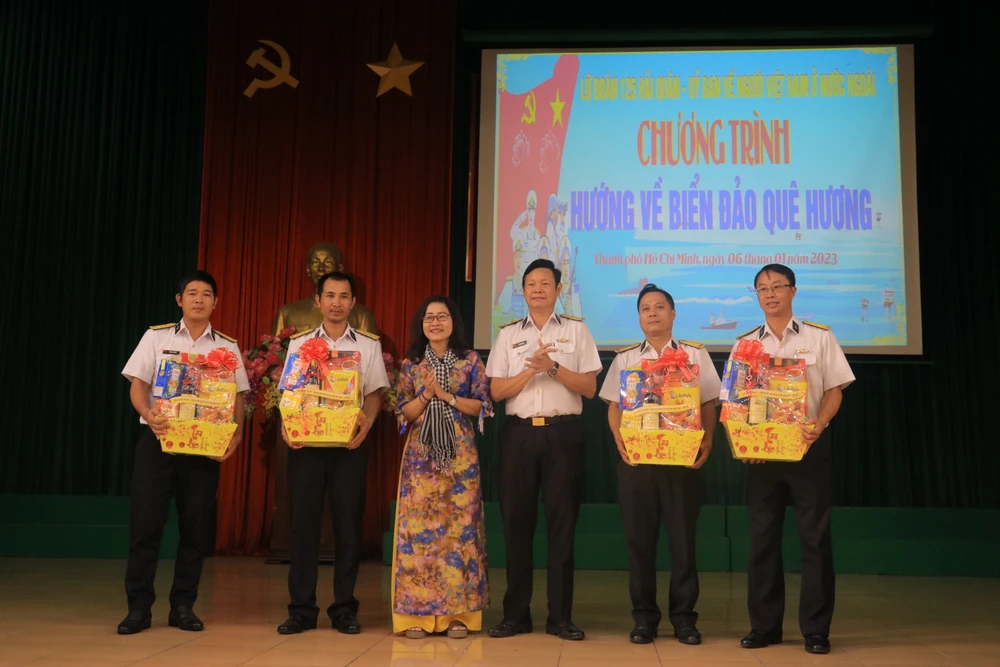 Phó Chủ nhiệm Ủy ban về người Việt Nam ở Nước ngoài TP.HCM Đinh Thị Phương Thảo tặng quà cho Lữ đoàn 125 Hải quân. Ảnh: VT