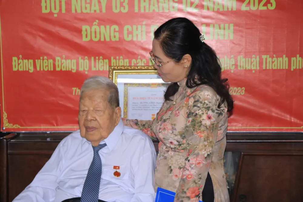 Chủ tịch HĐND Nguyễn Thị Lệ trò chuyện, hỏi thăm sức khỏe ông Dương Linh. Ảnh: VT Chủ tịch HĐND Nguyễn Thị Lệ trò chuyện, hỏi thăm sức khỏe ông Dương Linh. Ảnh: VT