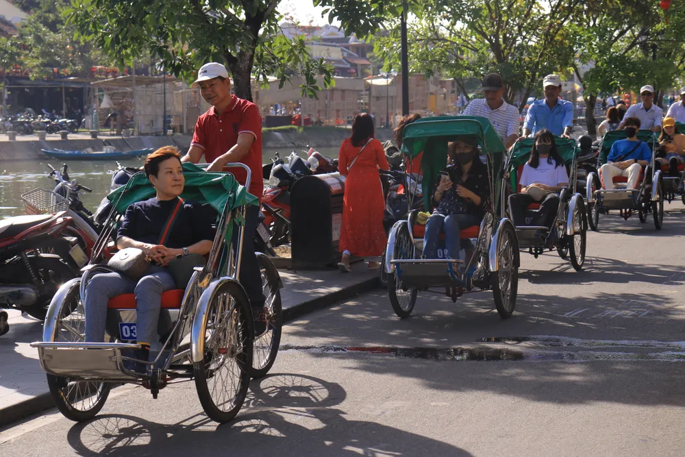 Đông đảo du khách trong và ngoài nước đã đổ về các con đường như: Bạch Đằng, Trần Phú, Nguyễn Thái Học, Lê Lợi khu vực chùa Cầu, cầu An Hội… để du xuân và chụp hình lưu niệm.