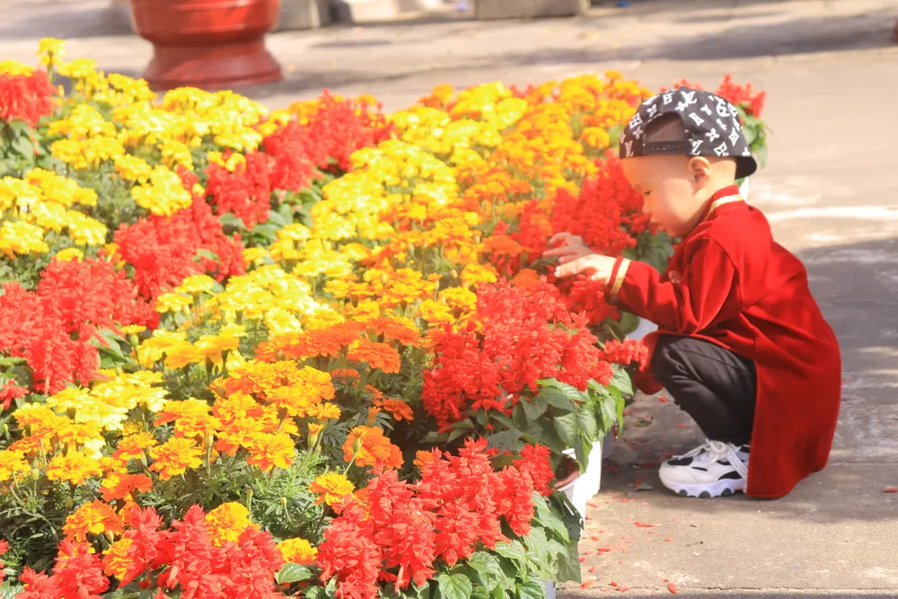 Những em bé háo hức, vui vẻ khi được mẹ dắt đi du xuân đầu năm.