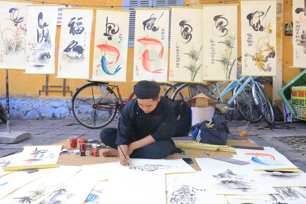 Ở góc phố nhỏ, ông đồ bắt đầu khai bút đầu năm.