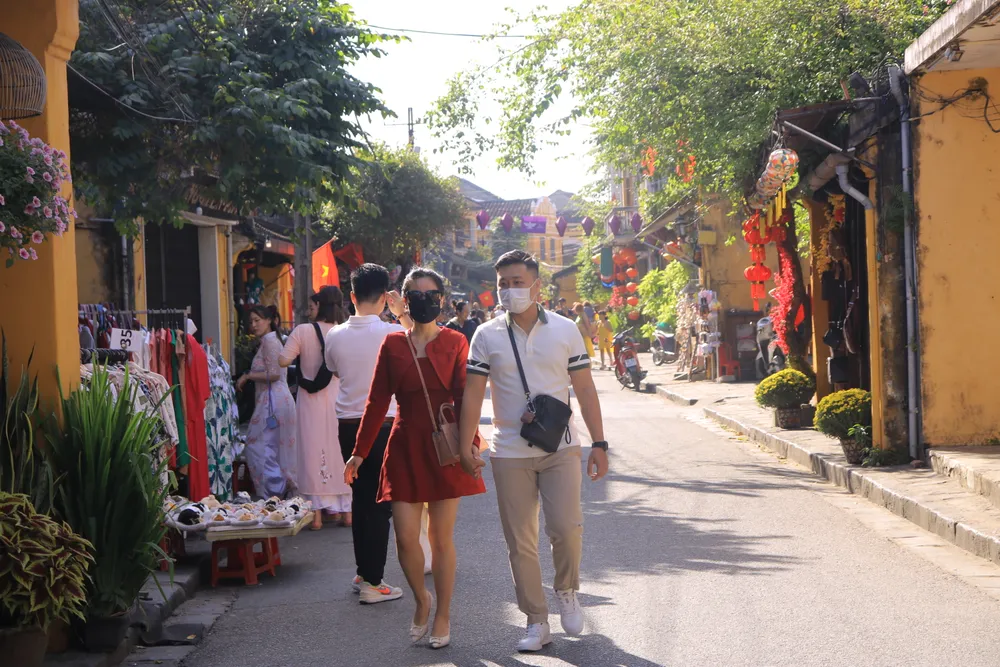 Anh Hoàng Cường (An Giang) cùng vợ tranh thủ 10 ngày nghỉ Tết để đi du lịch Hội An, Đà Nẵng, Huế: &quot;Năm nay khi tình hình dịch COVID-19 đã tạm lắng nên vợ tôi quyết định đi du lịch. Lần đầu tiên đến và đón tết tại Hội An là điều rất mới mẻ và thú vị, không khí du xuân nhộn nhịp, rất vui&quot;-Anh Cường chia sẻ.