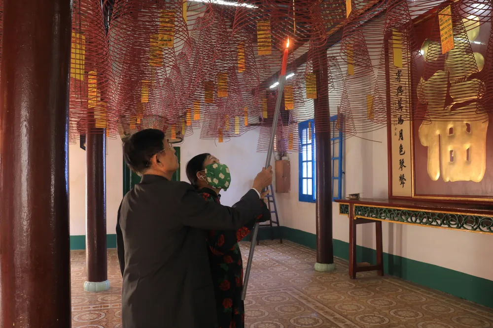 Du khách thắp những vòng hương lớn để cầu sức khỏe và tài lộc cho gia đình, người thân.