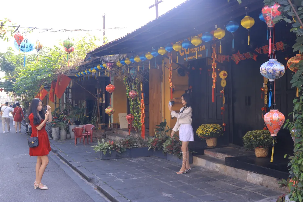 Góc phố được trang trí bởi lồng đèn và hoa là điểm check-in không thể bỏ qua khi đến phố cổ.