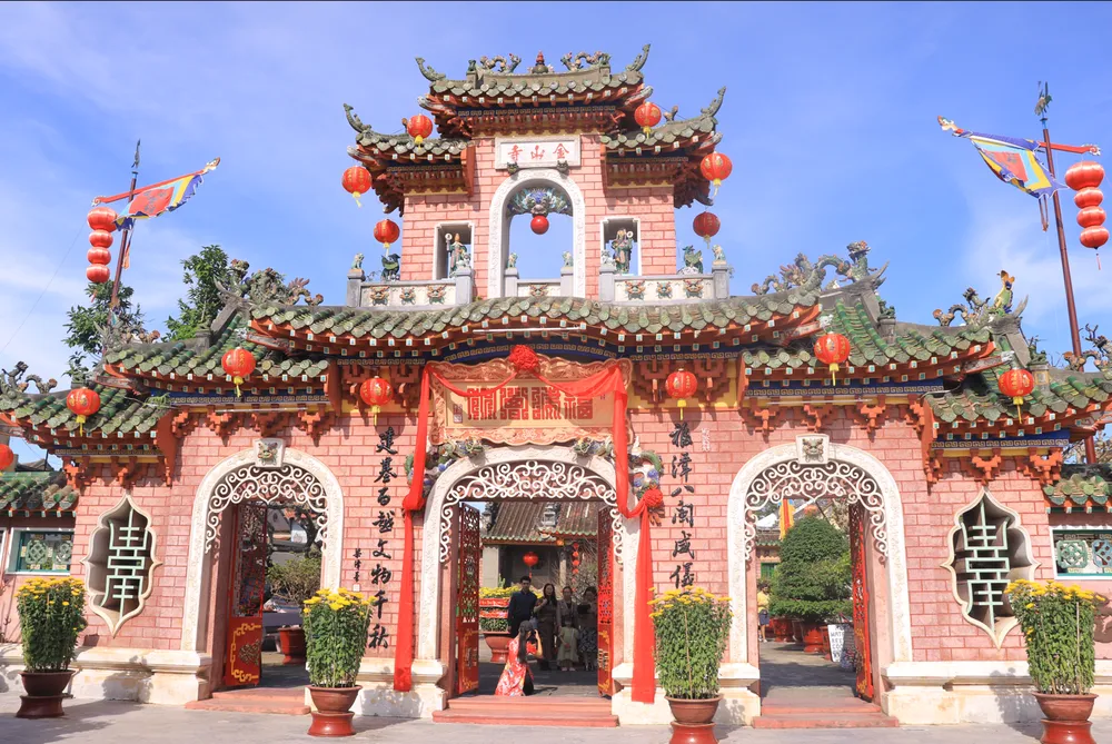 Hội quán Phúc Kiến là một trong những điểm dừng chân ưa thích của du khách nhờ lối kiến trúc độc đáo, truyền thống. Nơi đây còn là địa điểm tâm linh, thờ cúng trang nghiêm để người dân bản xứ và khách thập phương đến cầu sức khỏe và tài lộc cho gia đình, người thân cho ngày đầu năm.