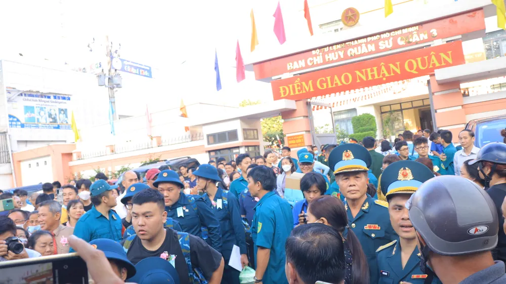 Người dân tập trung đông đúc trước Ban Chỉ huy quân sự Quận 3 để tiễn thanh niên lên đường thực hiện nghĩa vụ quân sự. Ảnh: VÕ THƠ.