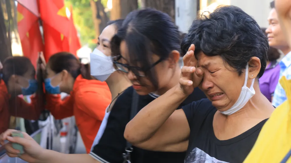 Những giọt nước mắt chia tay, lưu luyến của người thân khi chứng kiến sự trưởng thành, ý chí quyết tâm của con em khi lên đường thực hiện nghĩa vụ Tổ quốc. Ảnh: VÕ THƠ.