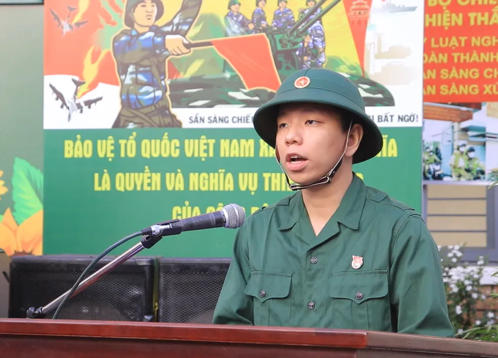 Đại diện thanh niên nhập ngũ phát biểu cảm tưởng, thanh niên Nguyễn Thanh Hiệp (SN 2000) bày tỏ sự tự hào và vinh dự khi được tham gia lên đường làm nhiệm vụ thiêng liêng. Ảnh: VÕ THƠ.