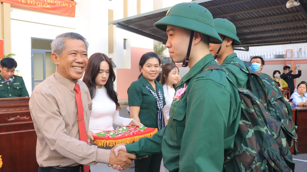 Chủ tịch UBND Quận 3 Võ Văn Đức động viên, khích lệ tinh thần các thanh niên trước khi lên đường nhập ngũ. Ảnh: VÕ THƠ
