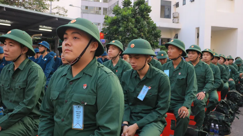 Những thanh niên có đủ sức khỏe, tiêu chuẩn, vượt qua các vòng khám tuyển chọn đã nhận được giấy gọi nhập ngũ, quân tư trang sẵn sàng lên đường thực hiện nghĩa vụ với Tổ quốc. Ảnh: VÕ THƠ