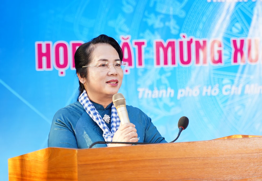 Chủ tịch Ủy ban MTTQ Việt Nam TP.HCM Trần Kim Yến gửi lời cảm ơn những đóng góp của đồng bào ta ở nước ngoài thời gian qua. Ảnh: VÕ THƠ