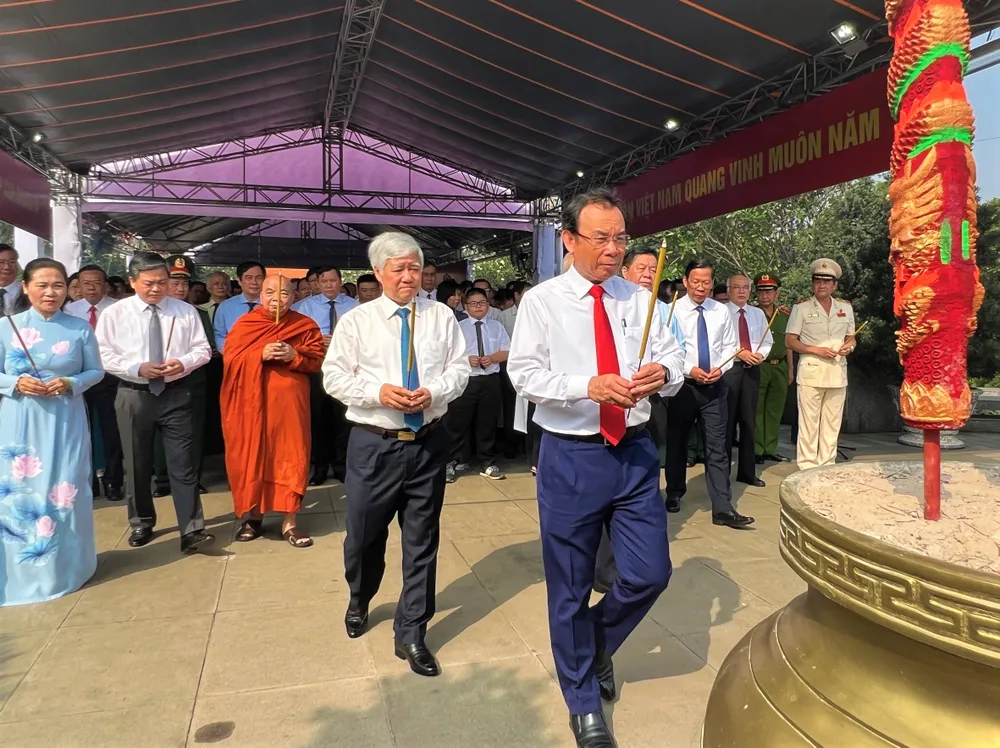 Bí thư Thành ủy TP.HCM Nguyễn Văn Nên cùng Đoàn lãnh đạo dâng hương trước đài tưởng niệm các anh hùng liệt sĩ. Ảnh VÕ THƠ