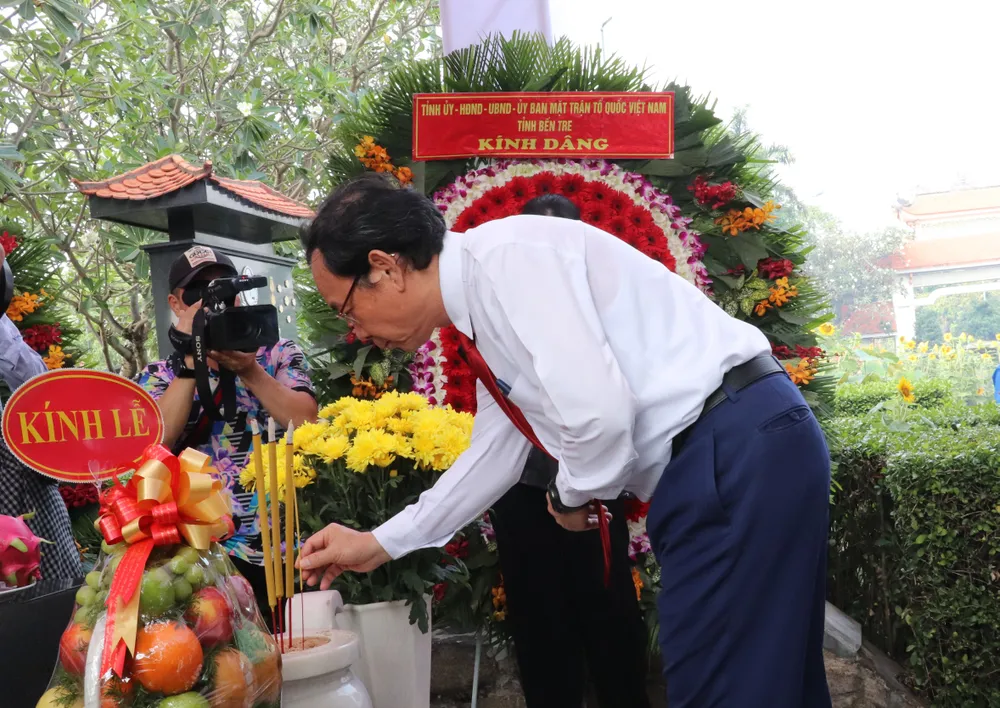 Bí thư Thành ủy TP.HCM Nguyễn Văn Nên thắp hương trước phần mộ cụ Huỳnh Tấn Phát. Ảnh: VÕ THƠ