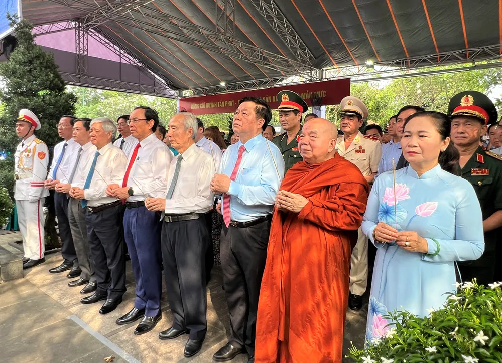 Đoàn đã dâng hương, dâng hoa và dành phút mặc niệm trước khu mộ cụ Huỳnh Tấn Phát. Ảnh: VÕ THƠ