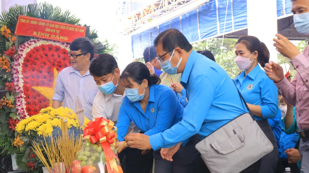 Nhiều nhân sĩ, trí thức, dân tộc, tôn giáo cùng đến dâng hương, dâng hoa nhân kỷ niệm 110 năm ngày sinh cụ Huỳnh Tấn Phát. Ảnh: VÕ THƠ