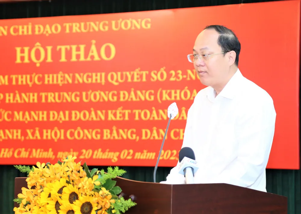 Phó Bí thư Thành ủy TP.HCM Nguyễn Hồ Hải báo cáo tại hội thảo. Ảnh: VÕ THƠ