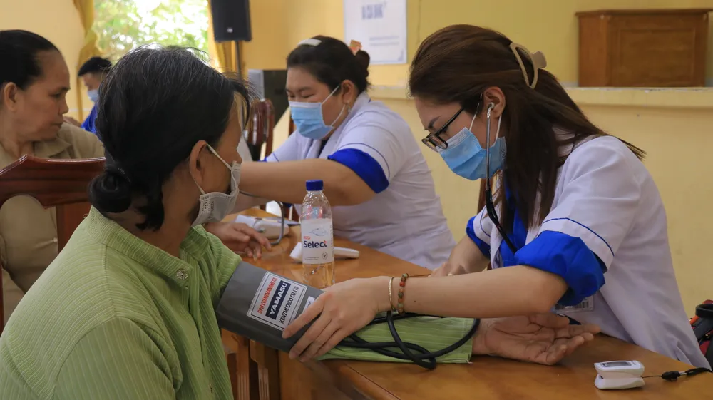 Người dân được khám bệnh, phát thuốc miễn phí tại Ngày hội Biên phòng toàn dân. Ảnh: VT