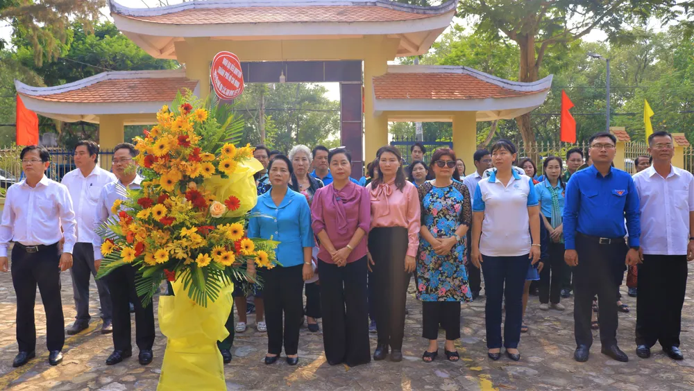 Chủ tịch Ủy ban MTTQ Việt Nam TP.HCM Trần Kim Yến cũng đoàn đại biểu dâng hương tại Nhà bia Liệt sĩ xã Lý Nhơn. Ảnh: VT