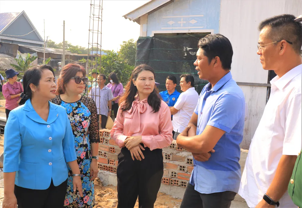 Chủ tịch Ủy ban MTTQ Việt Nam TP.HCM Trần Kim Yến thăm hỏi gia đình anh Huỳnh Công Toàn tại lễ khởi công xây dựng, sửa chữa nhà. Ảnh: VT