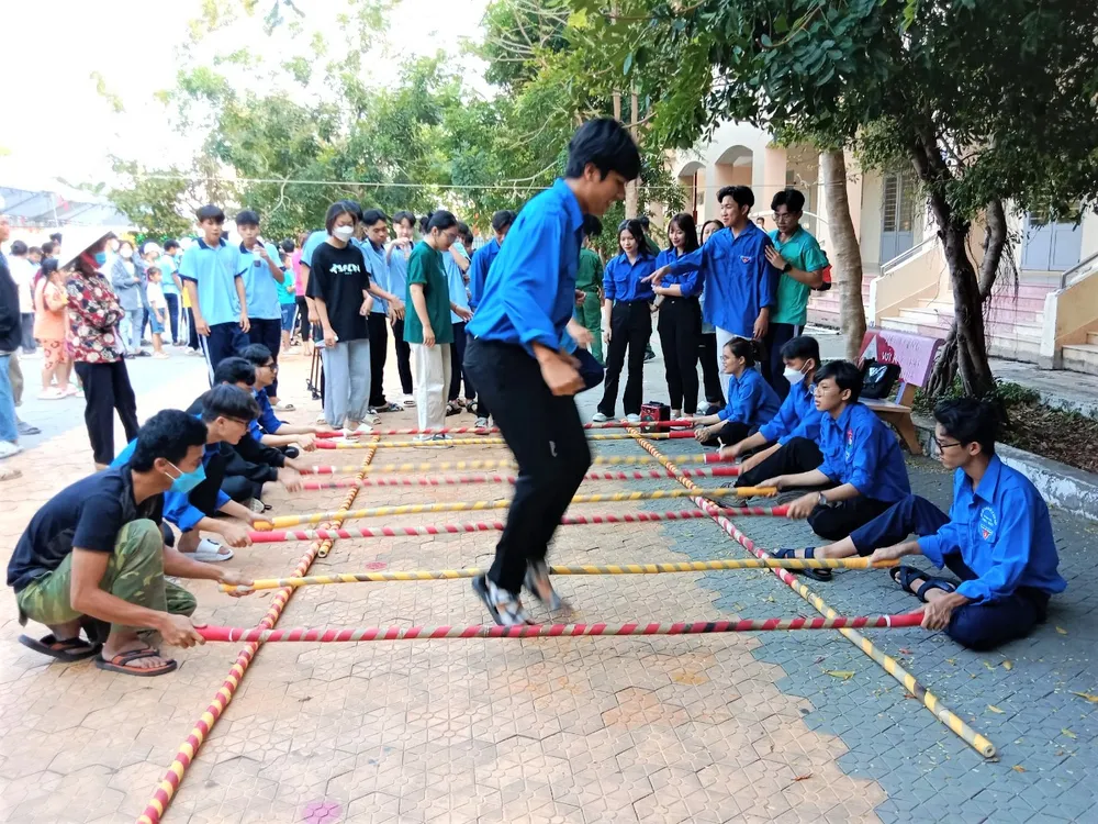 Các trò chơi dân gian tại ngày hội thu hút đông đảo lượt người tham gia. Ảnh: VT