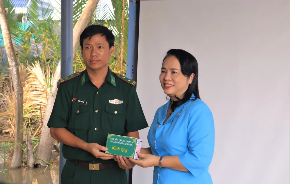 Chủ tịch Ủy ban MTTQ Việt Nam TP.HCM Trần Kim Yến đến thăm và tặng quà tại Trạm Kiểm soát Biên phòng Long Hòa, Lý Nhơn. Ảnh: VT