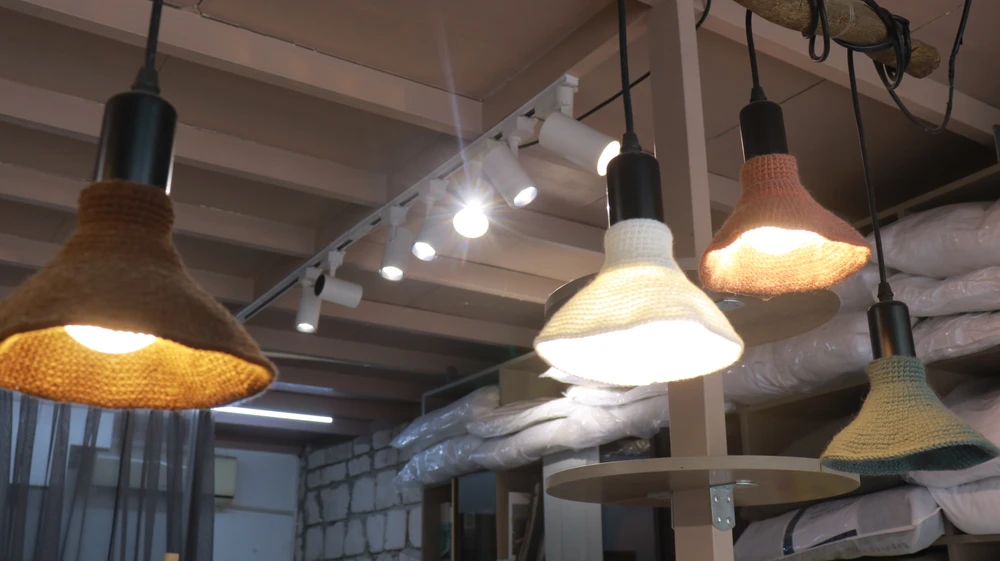 Những chiếc chụp đèn được móc bằng sợi thích hợp để trang trí. Ảnh: VT