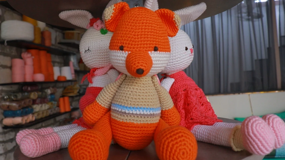 Chị Linh không ngừng tìm hiểu và sáng tạo ra nhiều mẫu mã, sản phẩm độc đáo.