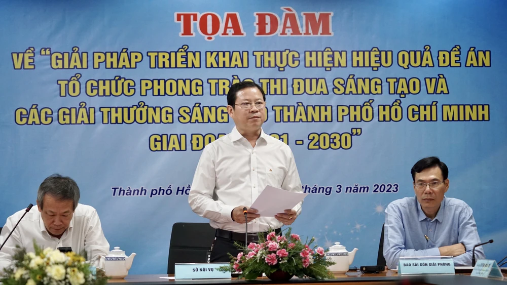 Phó trưởng ban Thi đua Khen thưởng Nguyễn Hoàng Hưng báo cáo tại buổi tọa đàm. Ảnh: VT