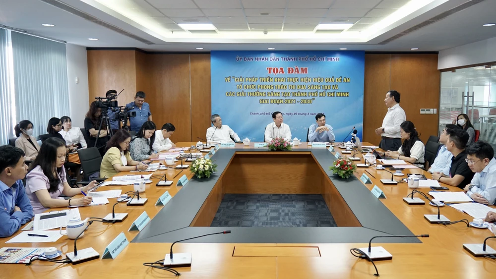 Toàn cảnh tọa đàm triển khai thực hiện “Đề án tổ chức phong trào thi đua sáng tạo và các giải thưởng sáng tạo TP.HCM giai đoạn 2021-2030”. Ảnh: VT