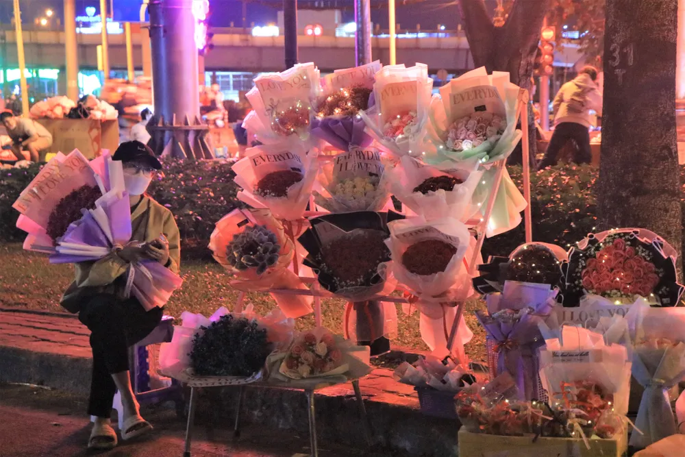 Tú Uyên đầu tư khá lớn cho sạp hoa với hy vọng sẽ kiếm được thu nhập trang trải sinh hoạt cho tháng tới. Ảnh: VÕ THƠ Tú Uyên đầu tư khá lớn cho sạp hoa với hy vọng sẽ kiếm được thu nhập trang trải sinh hoạt cho tháng tới. Ảnh: VÕ THƠ