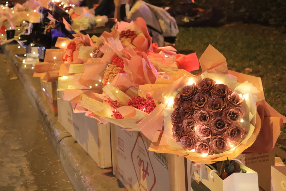 Tại khu vực Nhà văn hóa sinh viên ĐH Quốc gia TP.HCM cũng rộn ràng không khí bán hoa ngày 8-3. Ảnh: VÕ THƠ Tại khu vực Nhà văn hóa sinh viên ĐH Quốc gia TP.HCM cũng rộn ràng không khí bán hoa ngày 8-3. Ảnh: VÕ THƠ