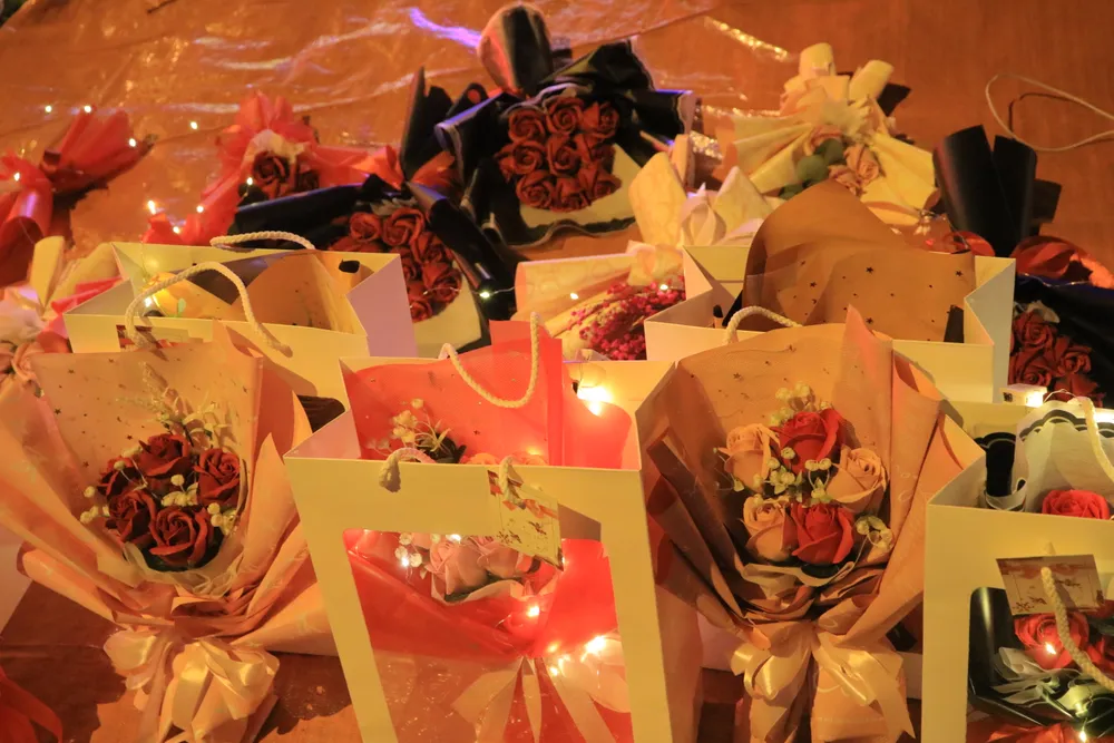 Các bó hoa với đa dạng mẫu mã của Phúc và các sinh viên gói. Ảnh: VÕ THƠ Các bó hoa với đa dạng mẫu mã của Phúc và các sinh viên gói. Ảnh: VÕ THƠ