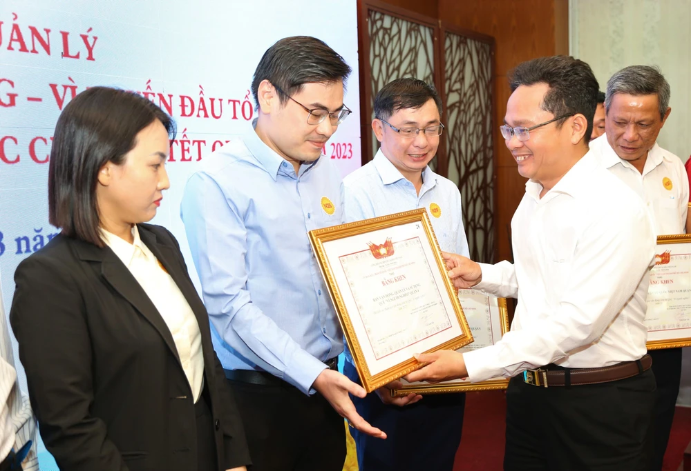 Tại hội nghị đã tuyên dương những cá nhân và tập thể có thành tích xuất sắc trong các hoạt động, vận động ủng hộ các nguồn quỹ trong năm 2022 và công tác chăm lo Tết Nguyên đán Quý Mão năm 2023 Ảnh: VT