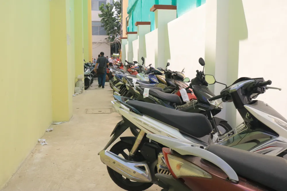 Bãi tạm giữ chật hẹp gây nhiều khó khăn cho quá trình tạm giữ các phương tiện, tang vật. Ảnh: VÕ THƠ