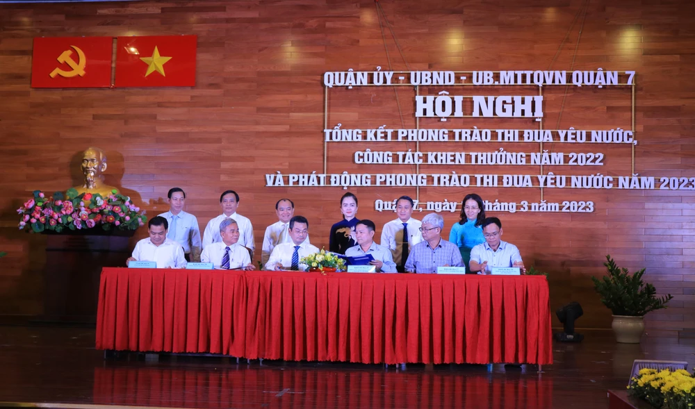 Tại hội nghị đã diễn ra lễ kí kết giao ước thi đua giữa các Cụm, Khối thi đua trực thuộc Quận. Ảnh: VT