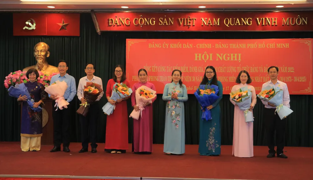 Đảng bộ cơ sở, đảng viên hoàn thành xuất sắc nhiệm vụ 5 năm liền được nhận khen thưởng cấp TP. Ảnh:VT