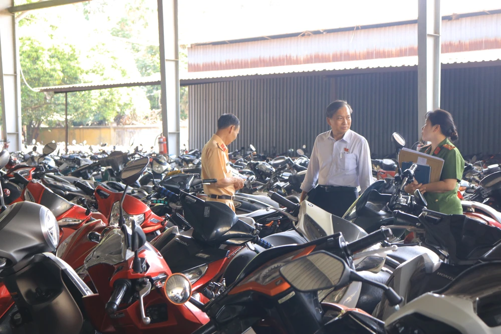 Đoàn giám sát kiểm tra kho tạm giữ của Công an quận 12 sáng 21-3. Ảnh: VT