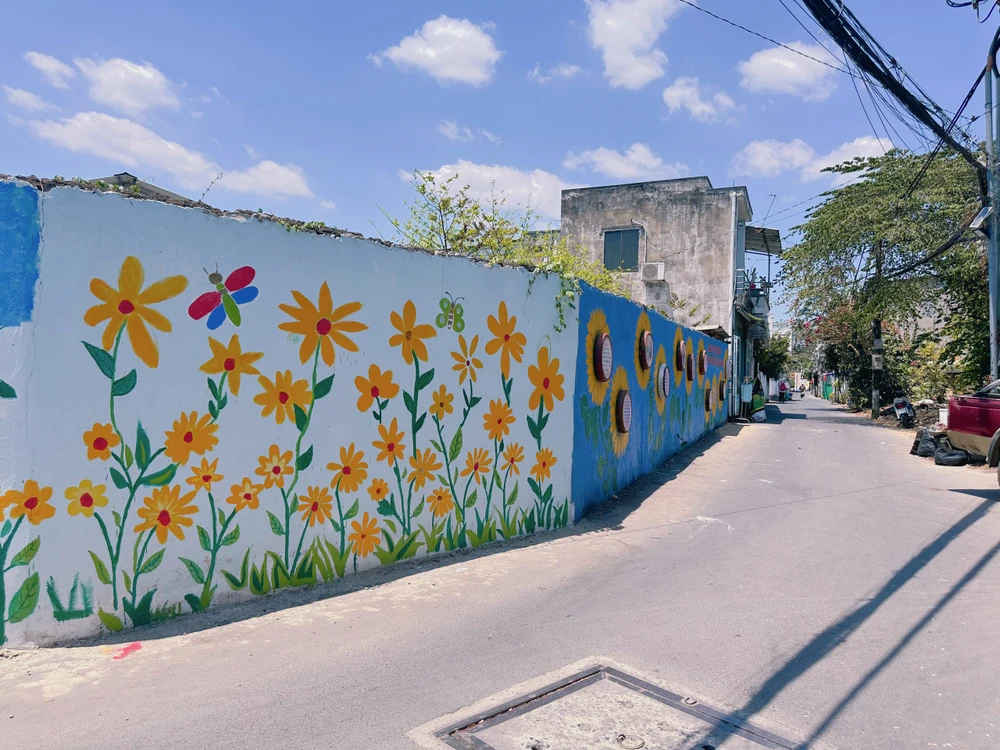 Với sự tham gia đông đảo của các Chi đoàn trực thuộc và các bạn đoàn viên trường Cao đẳng Công nghệ Thủ Đức, trường Đại học Sư phạm kỹ thuật TP HCM cùng với người dân trên địa bàn phường, những con đường nhanh chóng được dọn dẹp sạch sẽ, khang trang.