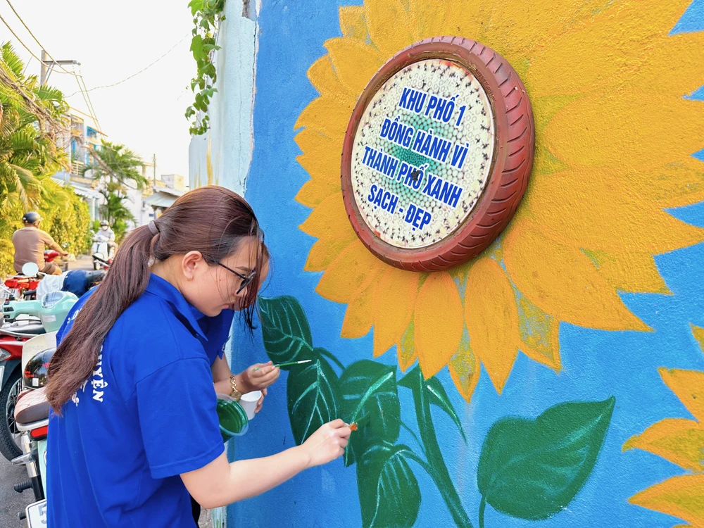 Để tăng cường mảng xanh, bằng sự sáng tạo của mình các bạn trẻ đã cải tạo và sơn vẽ mảng tường đường 13 - Khu phố 1 với tổng chiều dài hơn 80m.