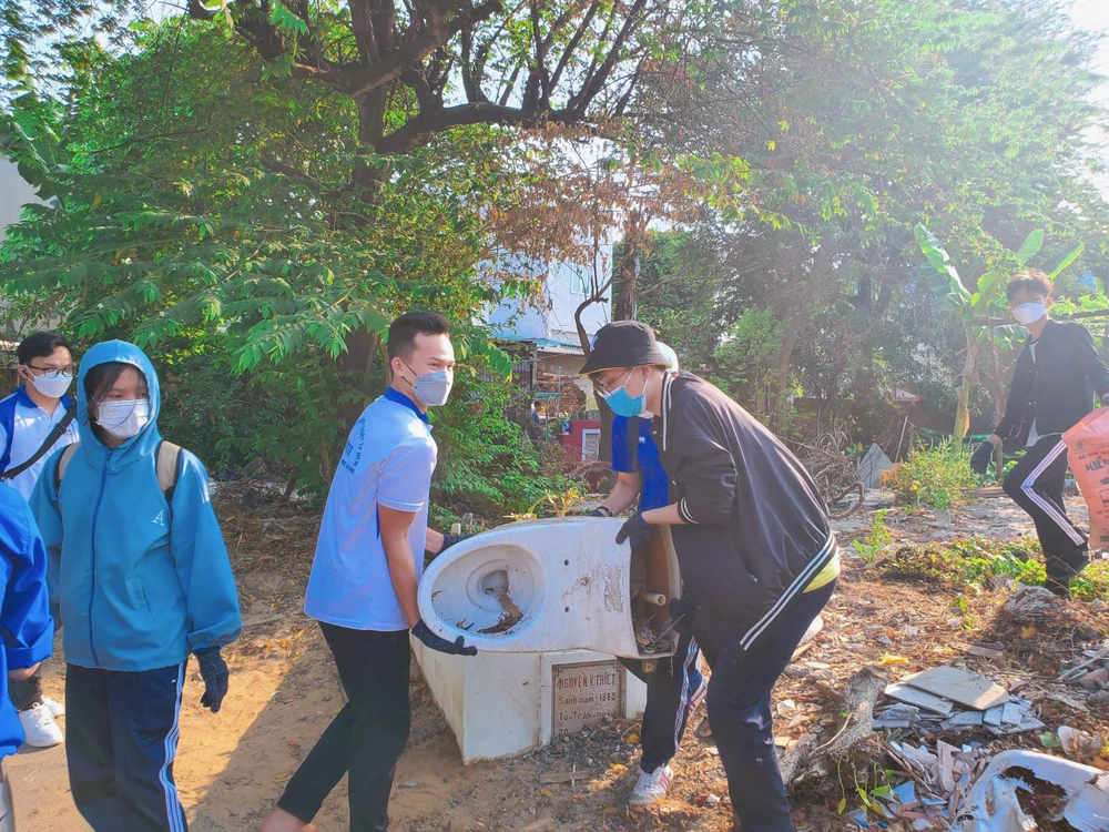 Sau khi triển khai thực hiện tổng vệ sinh trên các tuyến đường 13 và đường Nguyễn Văn Bá, các đoàn viên thanh niên đã thu gom hơn 1,5 tấn rác thải các loại.