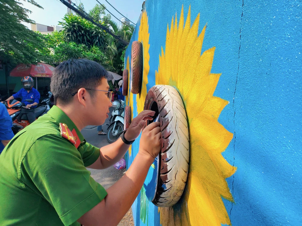 Trong đó, mảng tường 1: tuyên truyền phân loại rác tại nguồn; mảng tường 2: Tuyên truyền, giới thiệu các ứng dụng “chuyển đổi số”; mảng tường 3: Tuyên truyền các mã QR “Không gian văn hoá Hồ Chí Minh”.