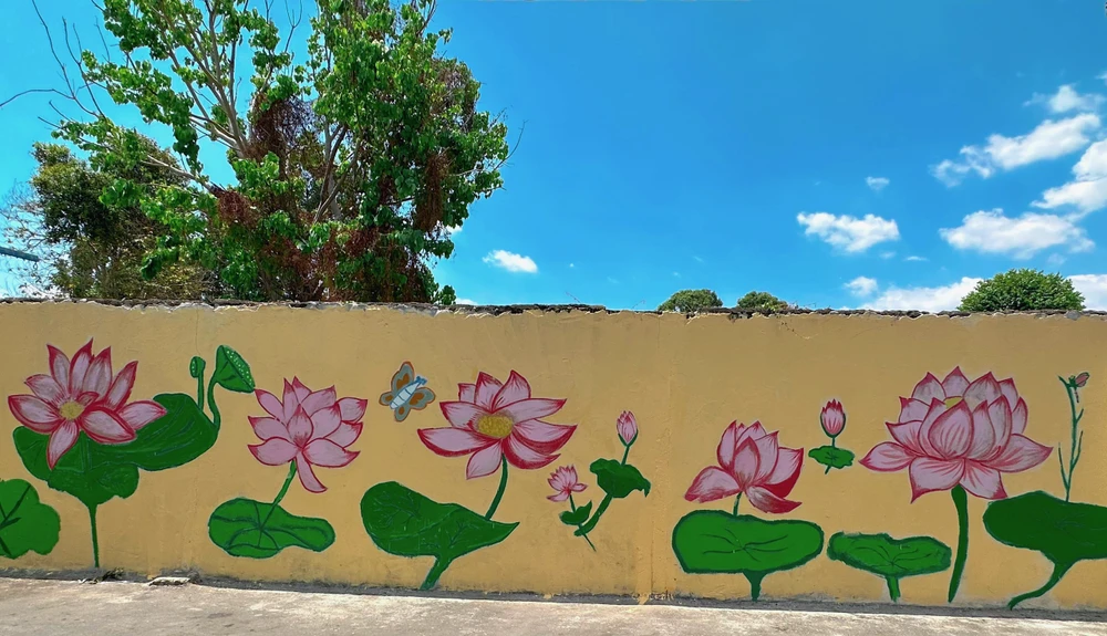 Những hình vẽ khoác lên tấm áo mới cho con đường.