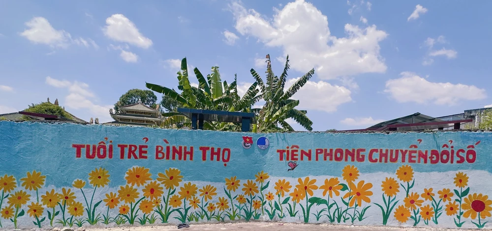 “Qua thông điệp vẽ trên tường, hy vọng hằng ngày khi lưu thông qua những đoạn đường này, người dân sẽ tiếp nhận được các thông điệp bảo vệ môi trường, nâng cao ý thức và hành động bảo vệ môi trường” - Thương chia sẻ.