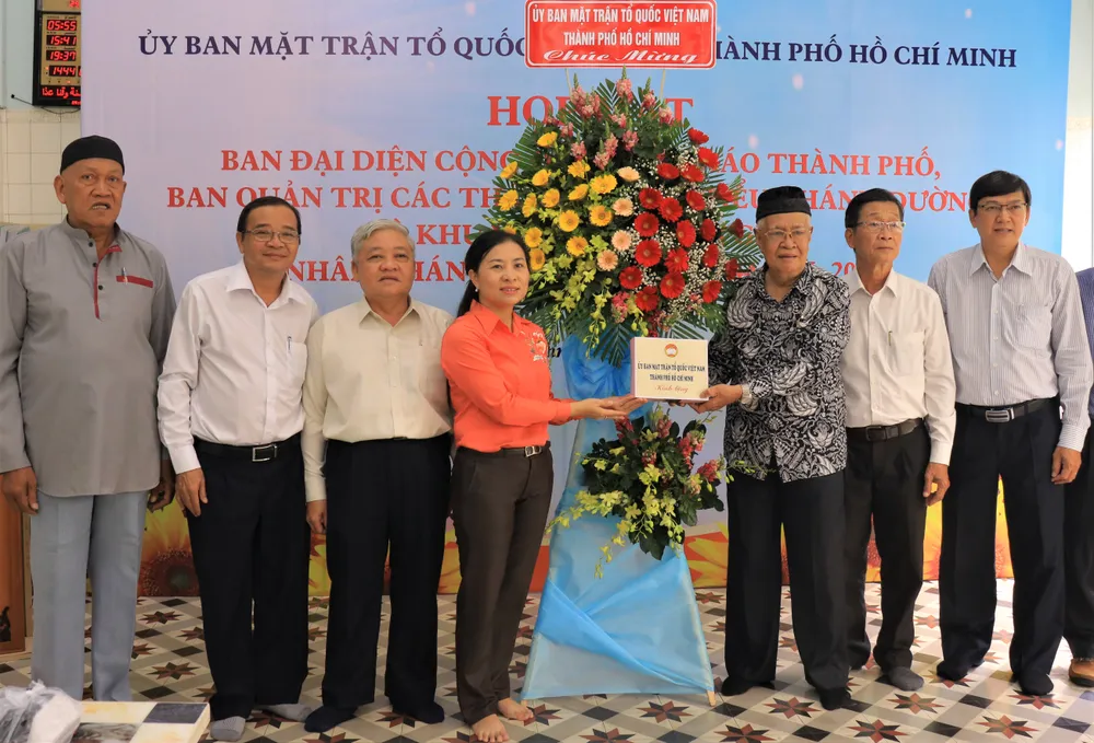 Ông Machdares Samael đại diện nhận quà từ Ủy ban MTTQ Việt Nam TP nhân tháng chay Ramadan