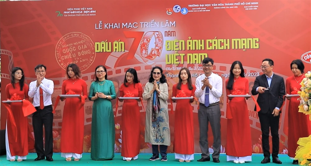 Các đại biểu cắt băng khai mạc triển lãm. Ảnh: VÕ THƠ